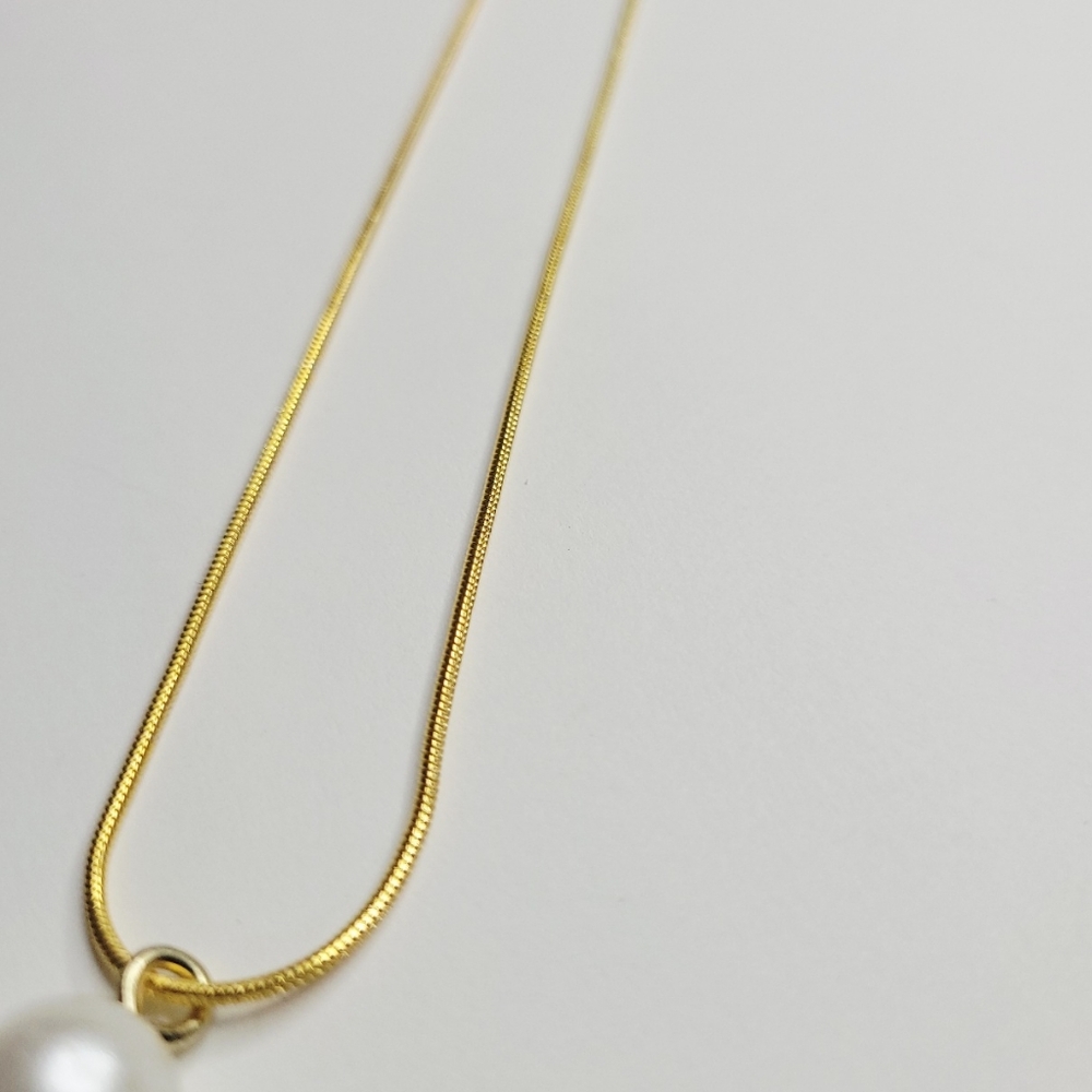 New 21 Inch Gold Color Snake Chain Necklace With Pearl Charm Pendant Understated - Picture 6 of 7